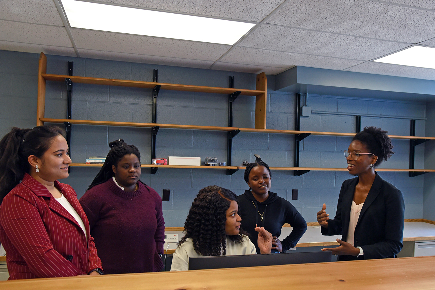 Loneke Blackman Carr works with students in her lab